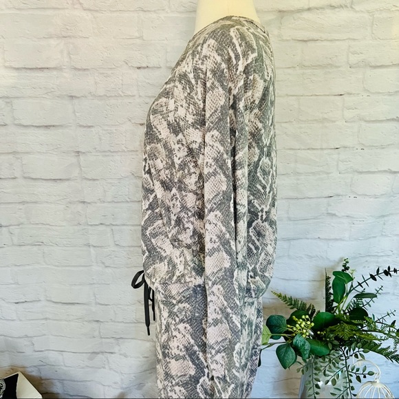 Snake Print Lounge Set - Picture 8 of 11